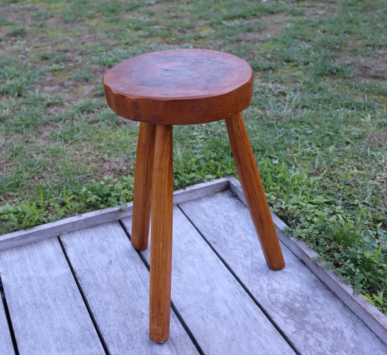 Thumbnail for Tabouret tripode brutaliste