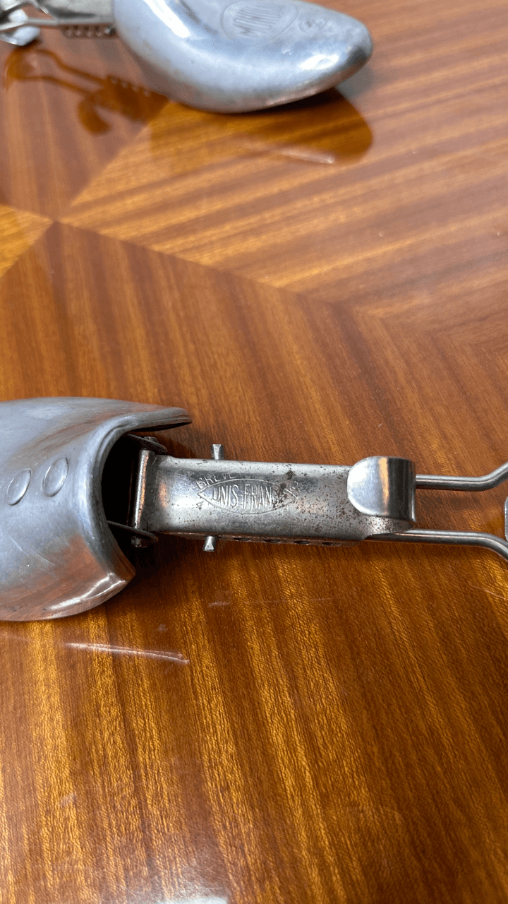 Thumbnail for Paire d’embauchoirs