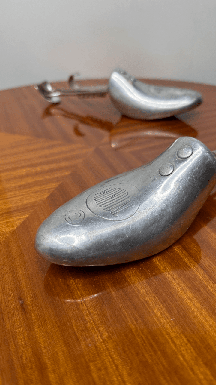 Thumbnail for Paire d’embauchoirs