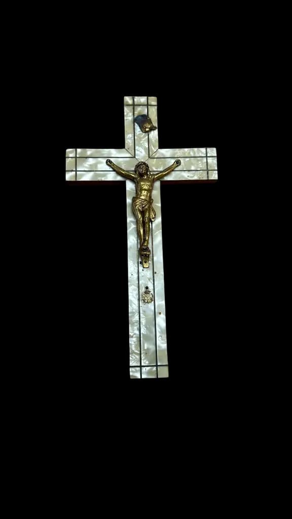 Crucifix mural ancien