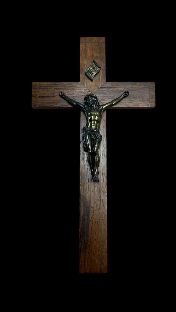 Crucifix mural ancien