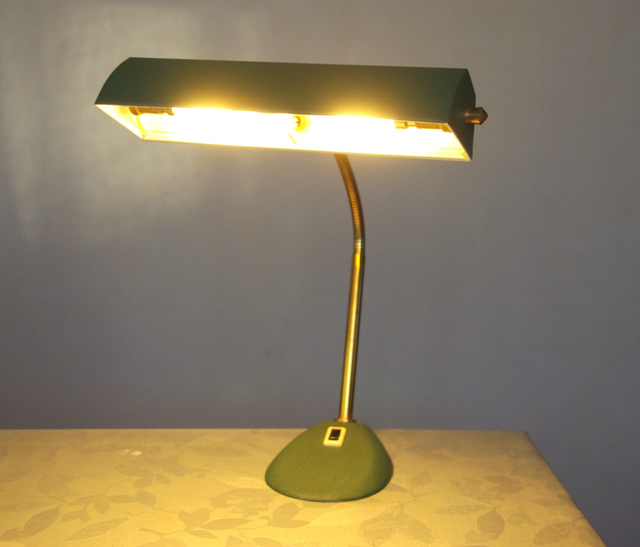 Thumbnail for Lampe de bureau 1950 couleur verte.