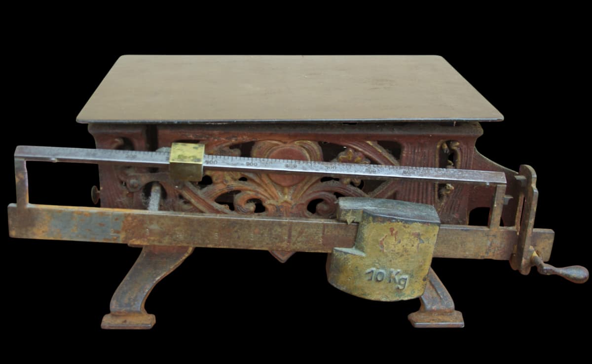 Balance ancienne allemande en fonte (1900).