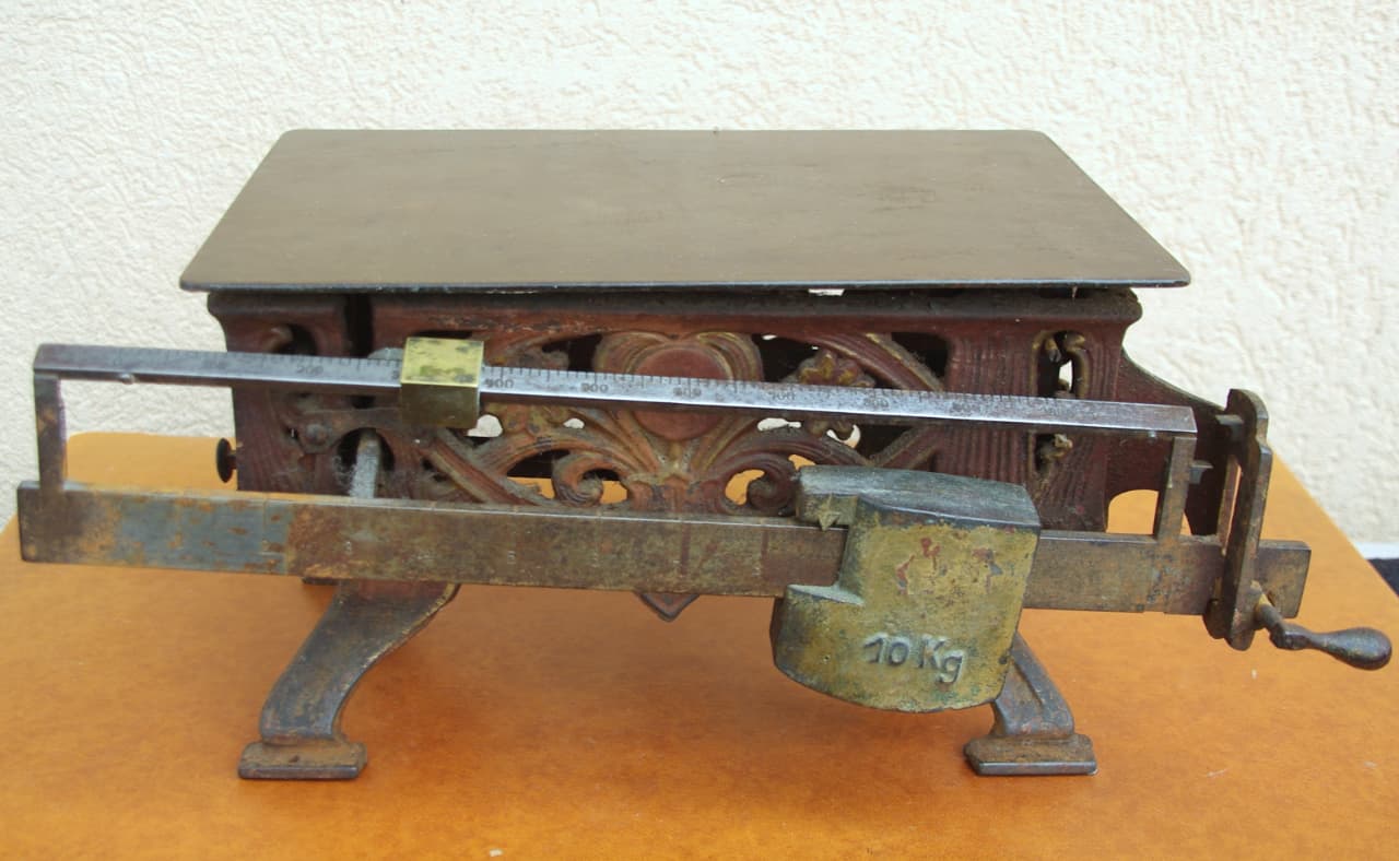 Thumbnail for Balance ancienne allemande en fonte (1900).