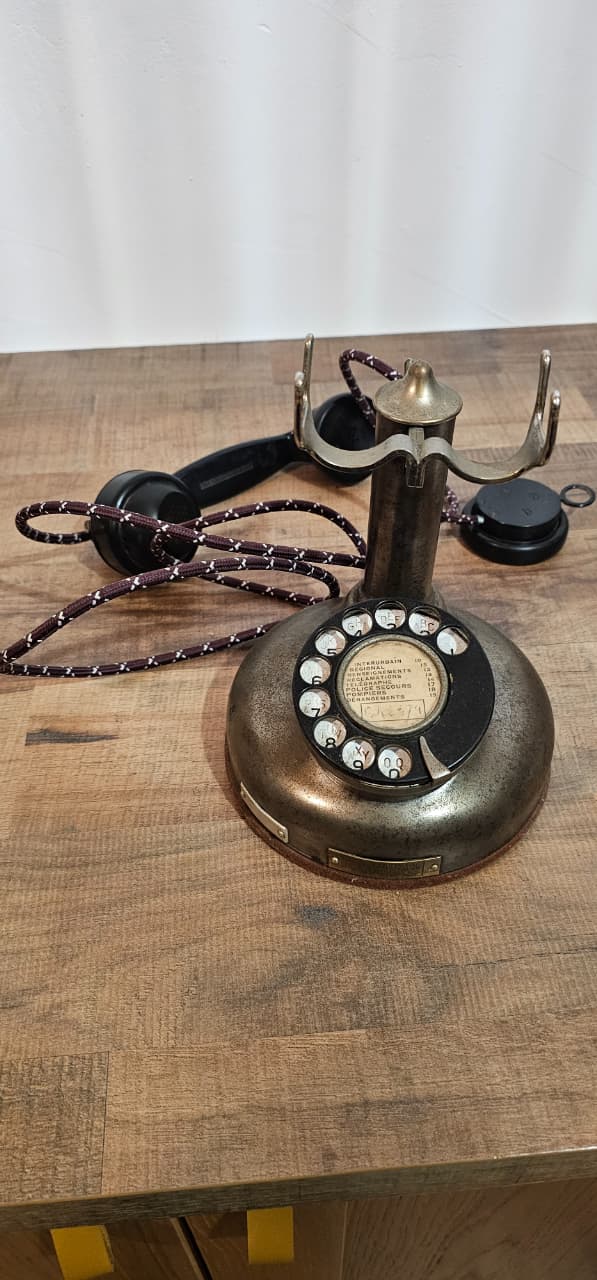 Thumbnail for Téléphone